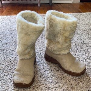 NWOT Elegant Cream Faux Fur-Lined Winter Boots